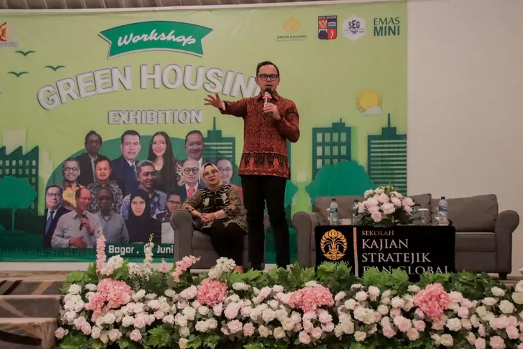 Wali Kota Bogor, Bima Arya menjadi pembicara dalam workshop Green Housing Exhibition bersama Sekolah Kajian Strategik Dan Global Universitas Indonesia dan PT Sejahtera Eka Graha di Club Bogor Raya.