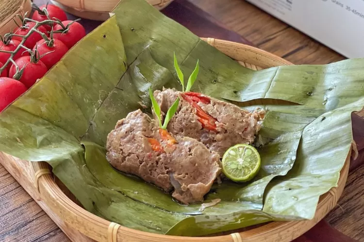 Seporsi botok daging yang lezat, dibungkus dengan daun pisang dan disajikan hangat, siap dinikmati bersama nasi putih