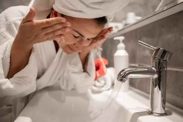 Tips kecantikan: 5 kesalahan cuci muka yang membuat jerawat mudah muncul (Freepik)
