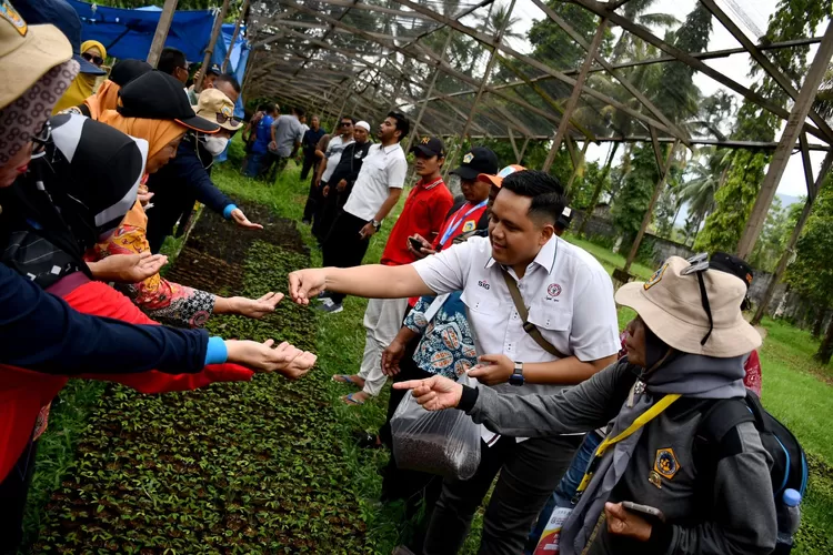 Tertarik dengan Kaliandra dan Ikan Bilih, Peserta Penas Petani dan Nelayan ke-XVI Kunjungi Semen Padang (ist)