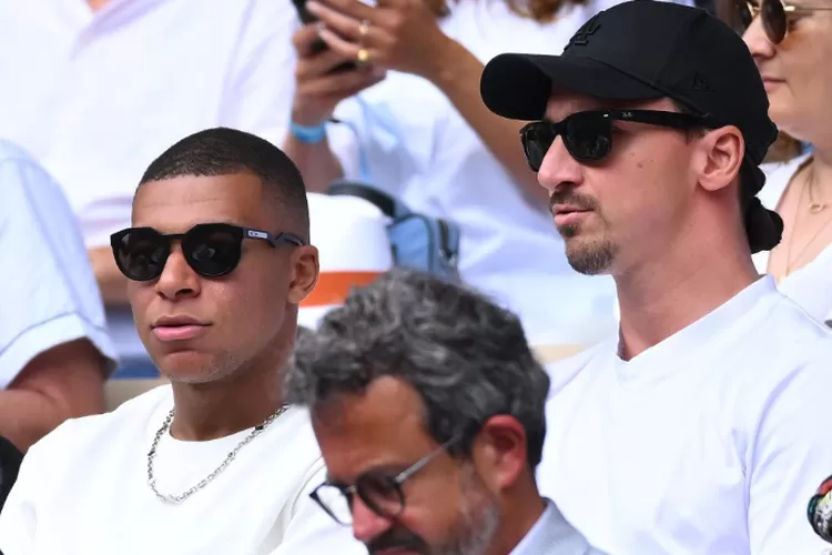 Kylian Mbappe (kiri) dan Zlatan Ibrahimovic (kanan) menyaksikan bersama penampilan Novak Djokovic di final French Open 2023 (Instagram @rolandgarros)