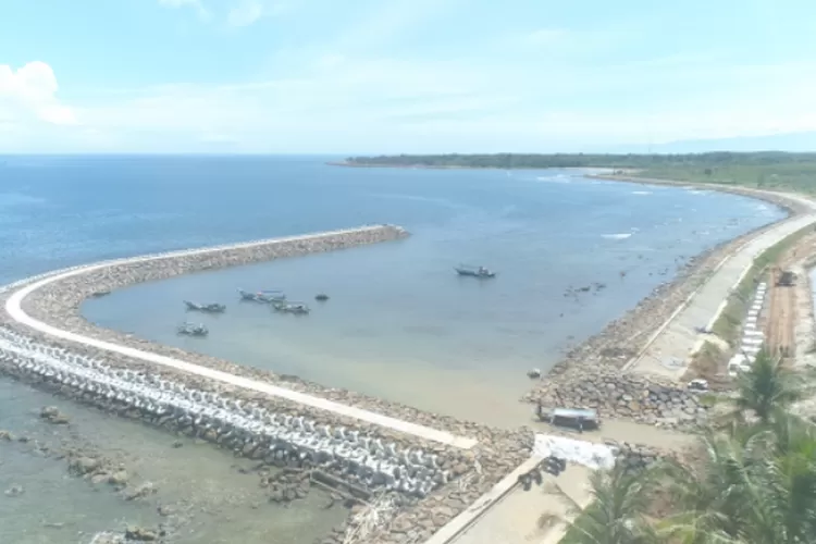 tengah merampungkan pembangunan pengaman pantai kawasan pesisir Tanjung Lesung (dok pu.go.id)
