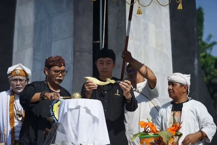 Ini Makna Ngumbah Kujang Tradisi MembersihKan Tugu Kujang di Kota Bogor