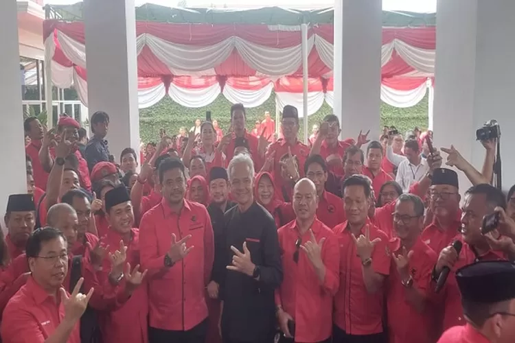 Capres 2024 Ganjar Pranowo bersama kader PDI Perjuangan pada agenda konsolidasi  di Medan (Realitasonline.id/Alfonso Situmorang)