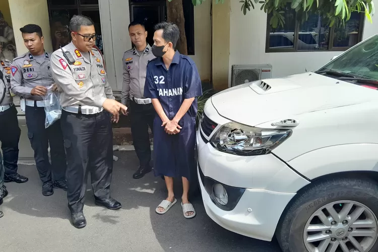Kasatlantas Polrestabes Semarang AKBP Yunaldi saat bersama tersangka tabrak lari di Jalan Widoharjo Semarang.  (Audrian Firhannusa)