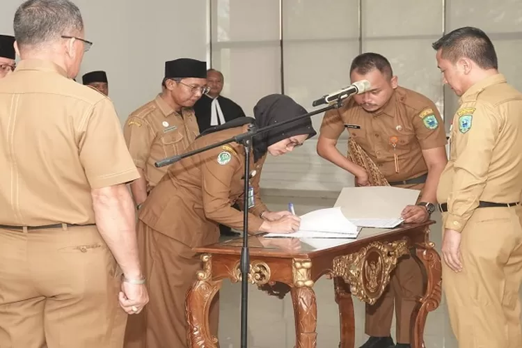 Sekdakab Paluta Patuan Rahmat Syukur P Hasibuan SSTP MM melantik pejabat administrator dan pejabat fungsional dilingkungan Pemkab Paluta  (Realitasonline.id/ASR)