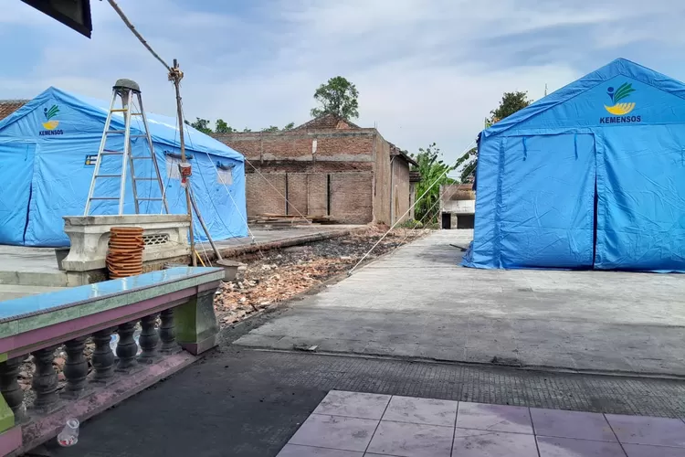 Kondisi korban kebakaran di Desa Sendangdawung Kangkung tinggal di tenda sementara (Edi Prayitno)