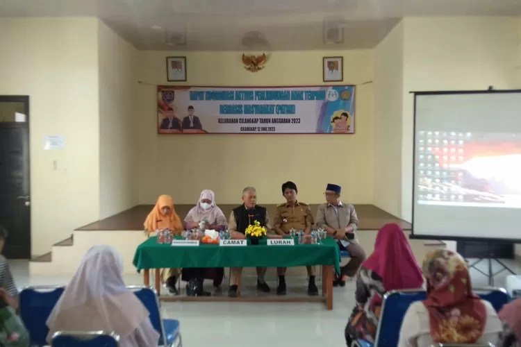 SAMBUTAN : Camat Tapos, Abdul Mutolib berikan sambutan dalam acara Rapat Koordinasi (Rakor) aktivis perlindungan anak terpadu berbasis masyarakat (PATBM) di aula Kelurahan Cilangkap, Kecamatan Tapos, Senin (12/5).&nbsp; (ANDIKA EKA/RADAR DEPOK)