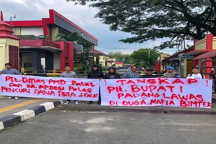 Aksi damai massa TAMU terkait dugaan adanya mafia Bimtek Anggaran Dana Desa Realitasonline.id/Dok (Realitasonline.id/Dok)