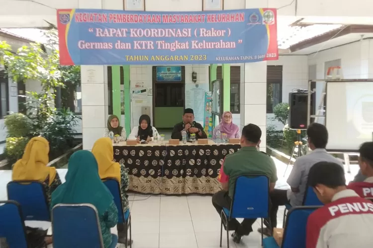 PEMBINAAN : Stakholder Kelurahan Tapos menggelar rapat koordinasi (rakor) Gerakan Masyarakat Hidup Sehat (Germas) dan Kawasan Tanpa Rokok (KTR) di aula Kelurahan Tapos.