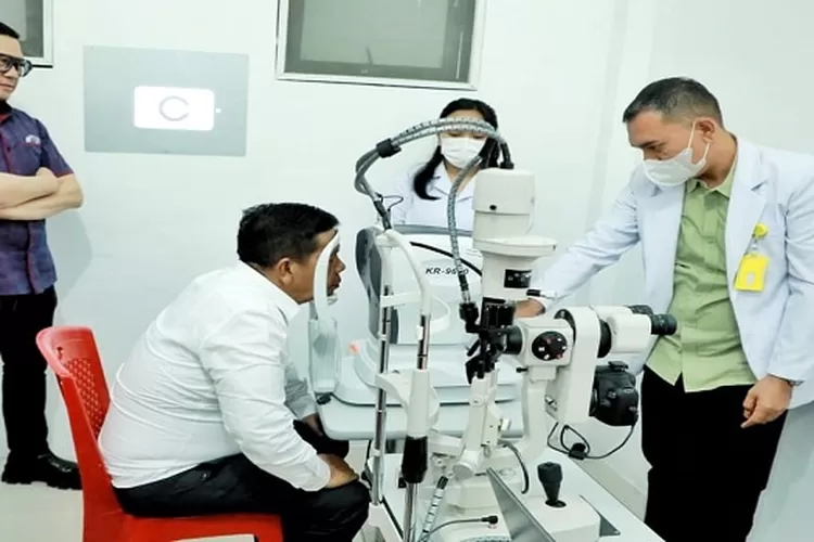 Bupati Radiapoh  dan Ketua Komisi II DPR RI Ahmad Doli Kurnia Tanjung mengecek peralatan poli mata di RSUD Parapat  (Realitasonline.id/SS)