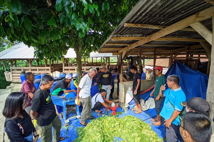 Pemerintah Desa Cisarua, Kecamatan Nanggung, Kabupaten Bogor kerja sama dengan PT Antam Tbk UBPE Pongkor memberikan pelatihan keterampilan teknik dan tata cara ternak domba (dok pribadi)