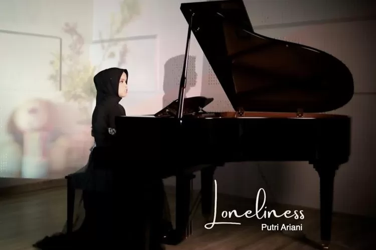 Putri Ariani membawakan lagu Loneliness ciptannya sendiri.