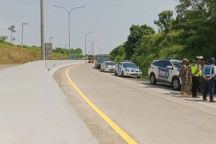 Tim gabungan antara Satlantas Polres Batang bersama instansi terkait lakukan razia di exit tol Kandeman Batang.  (Foto: Muslihun/kontributor Batang)
