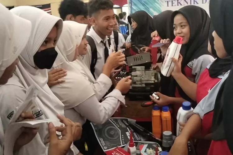 Para SMKN 1 Kandeman Batang saat gelar karya. (Foto: dok)
