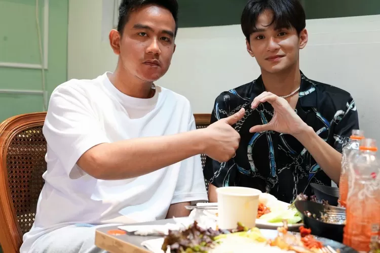 Pose foto Gibran Rakabuming dan Zayyan bikin netizen salah fokus (Twitter @gibran_tweet)