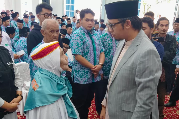 Wali Kota Bukittinggi Erman Safar memberikan semangat kepada Nurwilis (85),  jamaah haji tertua asal Bukittinggi (Harianhaluan.com/Vesco)