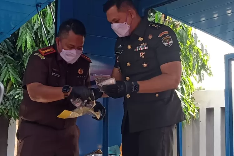 Kajari Jakarta Utara Atang Pujiyanto SH MH hendak memusnahkan narkotika ke mesin pemusnah