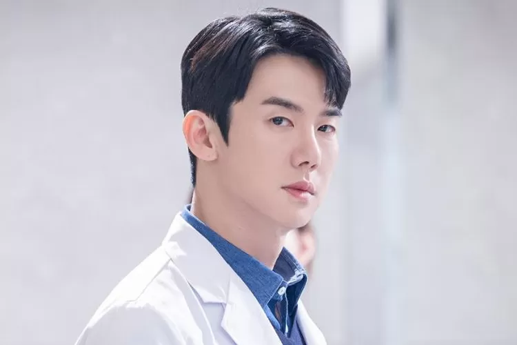 Yoo Yeon Seok sebagai Kang Dong Joo dalam drama Korea Dr. Romantic 3