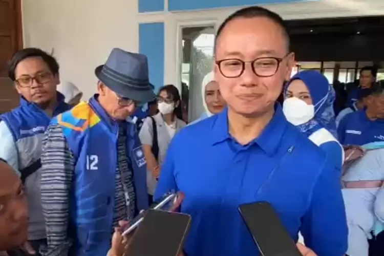 Anggota DPR RI Dapil Kota Bogor, Eddy Soeparno saat diwawancara wartawan.