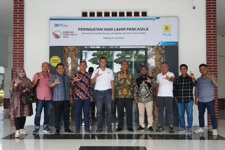 PT Pos Logistik Indonesia - PLN UID Sumbar Kolaborasi Melistriki Hingga Pulau Terluar (Humas PLN )