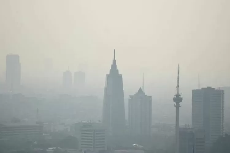 Kondisi langit Jakarta yang pekat akibat pencemaran udara yang sangat parah.