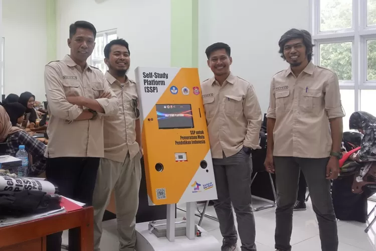 PEMERATAAN MUTU PENDIDIKAN: Dari kiri, Muhammad Sarlin, Ikhsan Hidayat, Candra Cuga, dan Muhammad Yasser Arafat beserta media pembelajaran SSP karya mereka. 