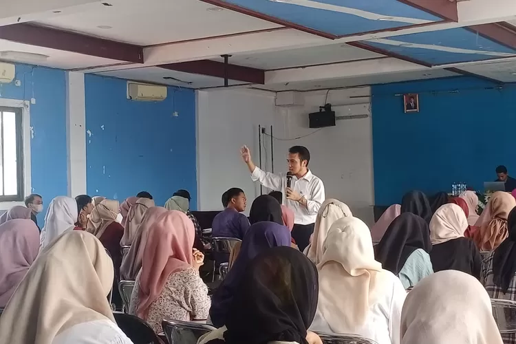 Narasumber menyampaikan materi kepada para mahasiswa Umbara penerima beasiswa KIP dan dan beasiswa Pancakarsa.