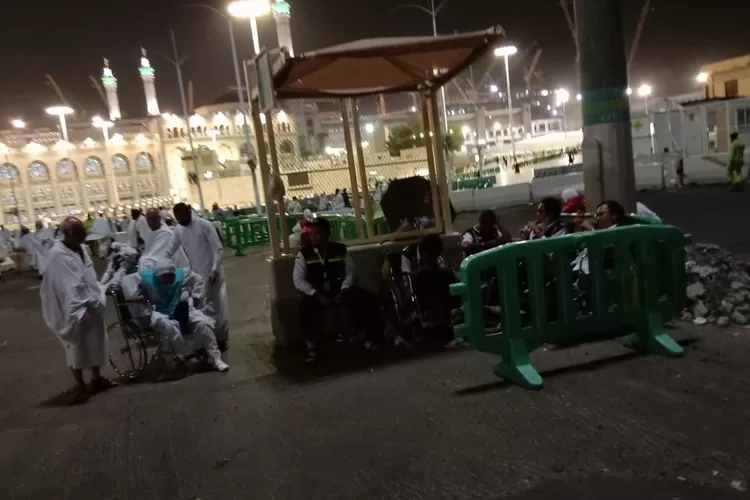 IBADAH : Kondisi Jamaah haji asal Depok yang sedang beribadah di Arab Saudi tidak terlayani padahal ada petugas sedang duduk.  (Safarah Ziarah Haramain Tour &amp; Travel FOR RADAR DEPOK)