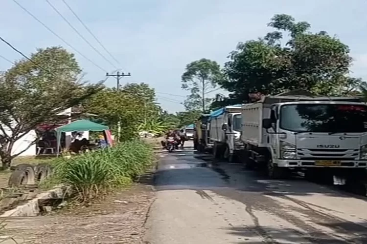 Puluhan truck angkutan mengantri menunggu pemberian karcis oleh petugas Bapeda  (Realitasonline.id/MA)
