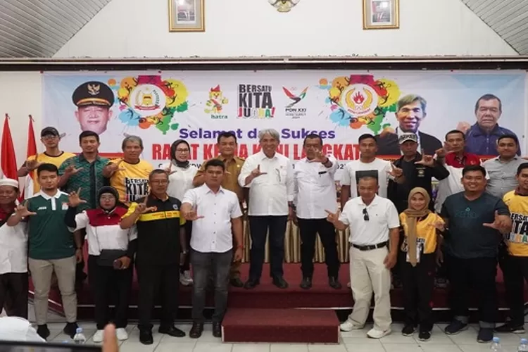 Asisten Pemerintahan dan Kesejahteraan Rakyat Pemkab Langkat Mulyono bersama peserta Raker KONI Langkat (Realitasonline.id/AA)