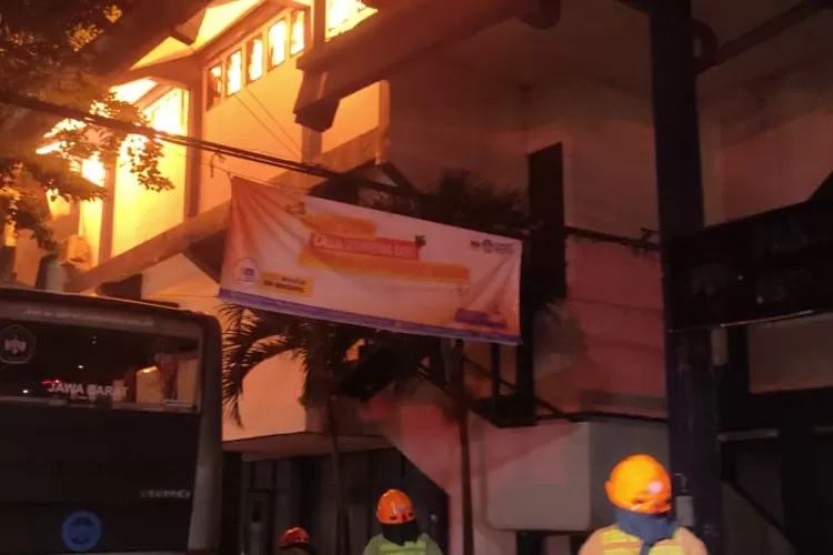 Kebakaran menghanguskan gedung pertunjukan Dewi Asri di Kampus ISBI Bandung di Jalan Buahbatu, Cijagra, Selasa dini hari WIB (13/6/2023). (Foto: Humas Diskar PB Kota Bandung)