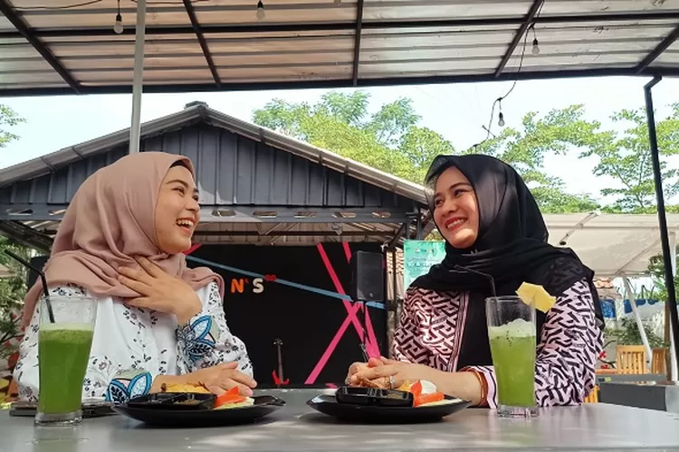 Fatasya Nafsa dan Yeni Fonda, pemilik resto Tamans 99 (HarianHaluan.com)