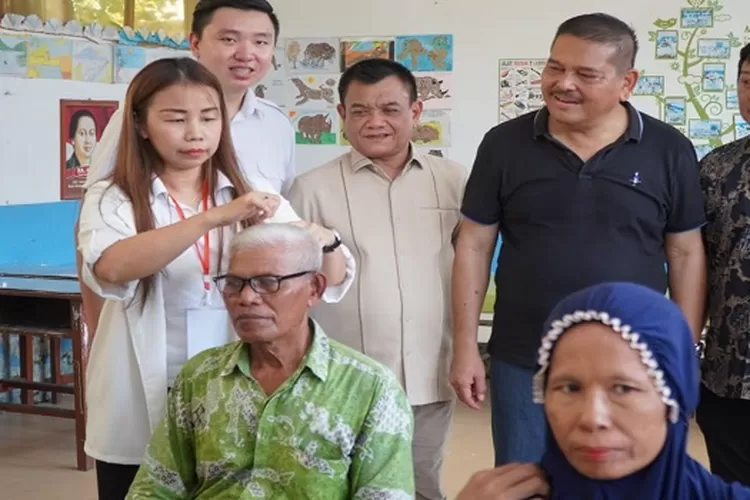 Bakti Sosial Yayasan Mahakarun  berupa pengobatan gratis (Realitasonline.id/AA)