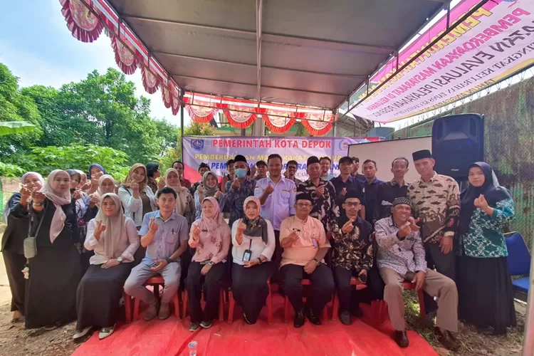 RAMAI : Foto bersama stakeholder Kelurahan Tapos usai melakukan pembinaan RW Ramah Anak di lokus Kampung Caraka RW16. (ANDIKA EKA/RADAR DEPOK)