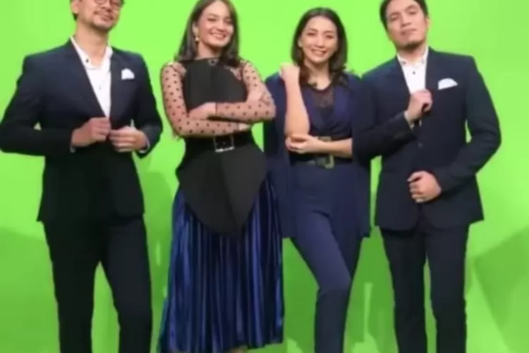 Enzy Storia mengunggah momen kebersamaannya bersama Host Tonight Show untuk mengenang kebersamaan mereka.