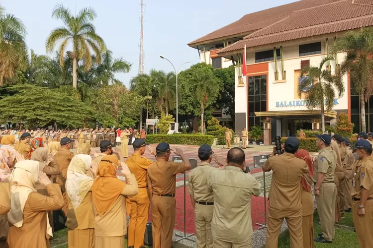ASN: Sejumlah Aparatur Sipil Negara (ASN) Pemkot Depok ketika mengikuti pelaksanaan apel Senin pagi di Lapangan Balaikota Depok.