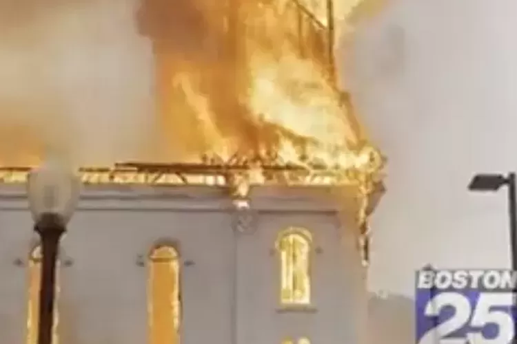 Heboh video gereja di Boston tersambar petir dan terbakar hebat lantaran dituding menggelar pernikahan sesama jenis atau gay (Ist)