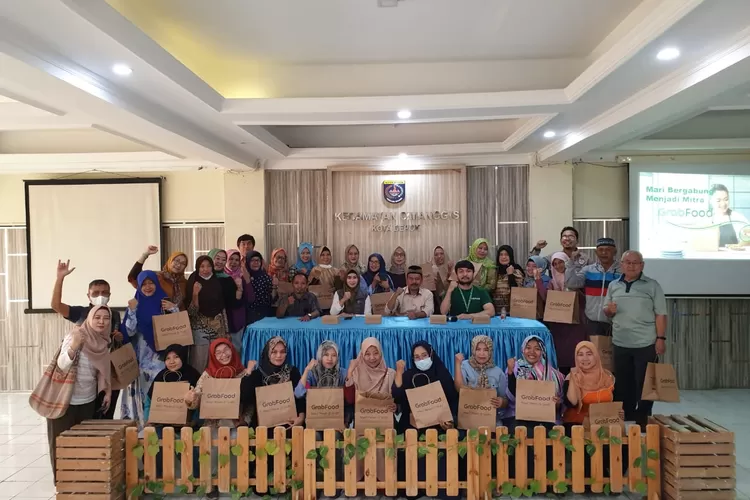 RAMAI : Sosialisasi digital Marketing untuk pelaku usaha di aula Kecamatan Cimanggis.