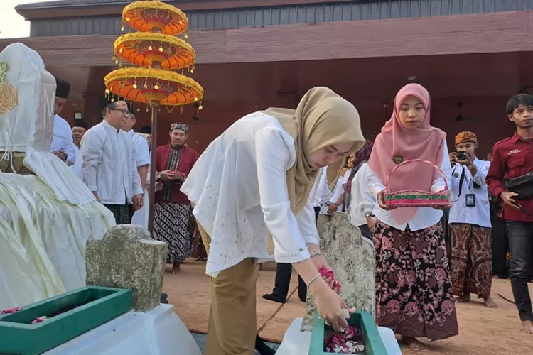 Bupati Eisti Ziarah Makam Wali dan Raja Demak Menjelang Acara Grebeg Besar.  (kominfo)