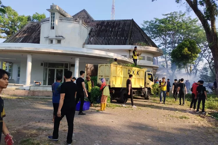 Seniman gotong royong membersihkan Gedung Kesenian Palembang  (dok)