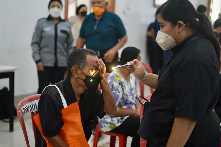 FK UKDW bekerja sama dengan RS Bethesda Yogyakarta menggelar operasi katarak gratis. (Humas UKDW Yogyakarta)