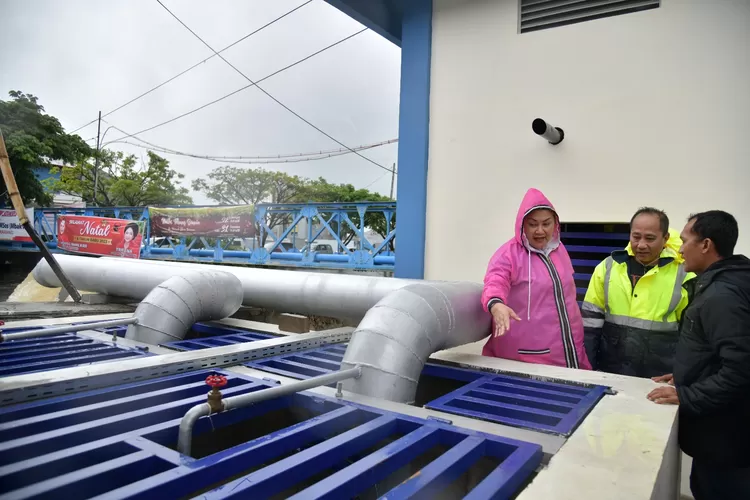 Wali Kota Semaraang Hevearita Gunaryanti Rahayu saat mengecek pompa untuk mengatasi banjir di Semarang Timur. (Humas Pemkot)