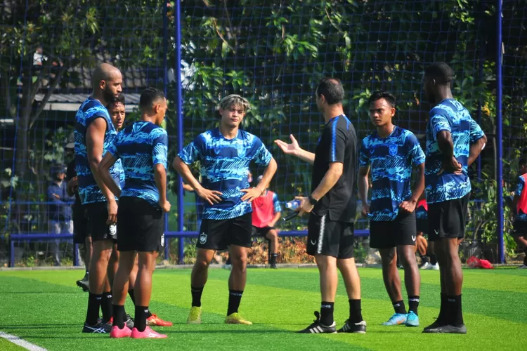 Pelatih PSIS Semarang Gilbert Agius saat memberikan instruksi kepada para pemain.  (Ayosemarang.com/ Audrian Firhannusa)