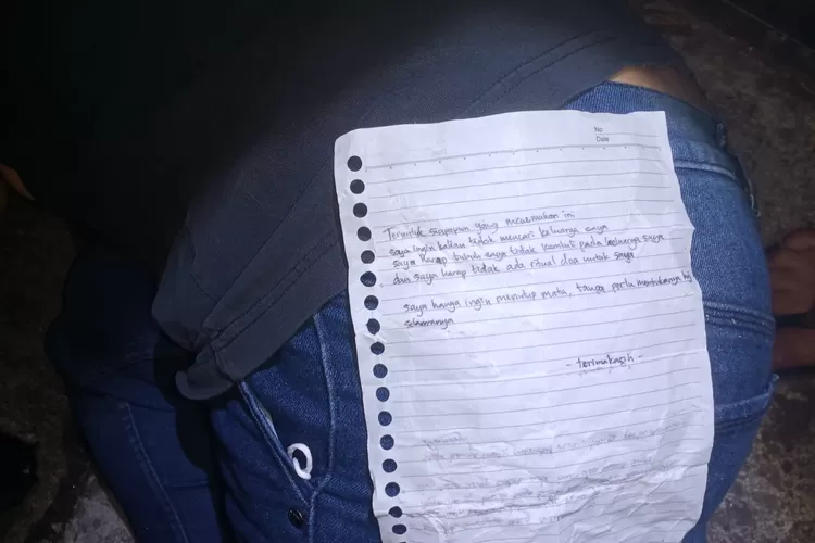 Surat wasiat yang ditemukan Polsek Kaliwungu pada mayat perempuan yang tergeletak di depan SD Negeri 1 Kutoharjo. (Edi Prayitno/Kontributor Kendal)