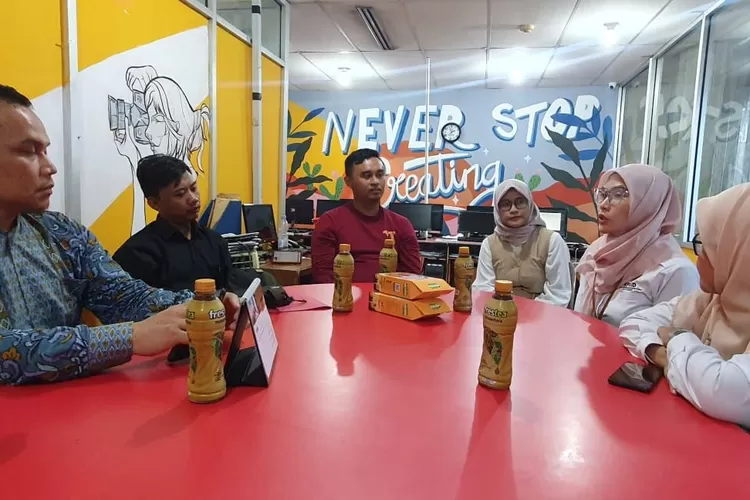 KPAID Kota Bogor menyambangi kantor Harian Metropolitan demi perkuat program. (Devina/Metropolitan)