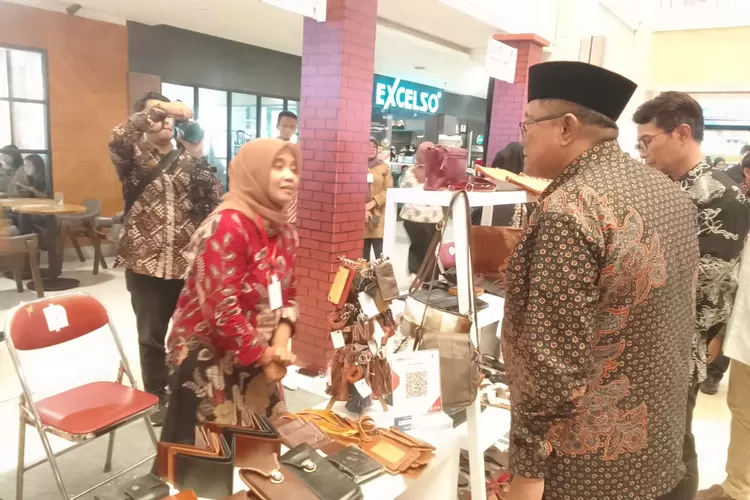 Sekda Kota Yogyakarta, Aman Yuriadijaya saat meninjau pameran The LoksTop #2 yang diinisiasi Dinas Perindustrian Koperasi dan UKM Kota Yogyakarta di Atrium Galeria Mall, Selasa (13/6/2023). (SUHARDI)