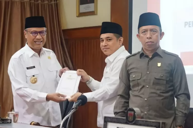 Wakil Wali Kota Bukittinggi berikan jawaban atas pemandangan umum fraksi terhadap Raperda enam fraksi di DPRD Bukittinggi (dok. Pemko Bukittinggi)