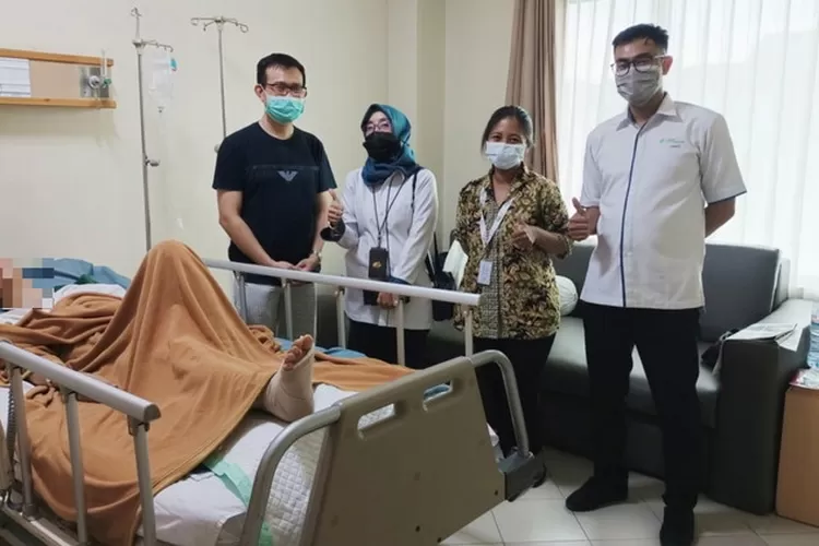 Jajaran BPJS Ketenagakerjaan Surabaya Darmo saat mengunjungi atlet yang mengalami kecelakaan kerja
