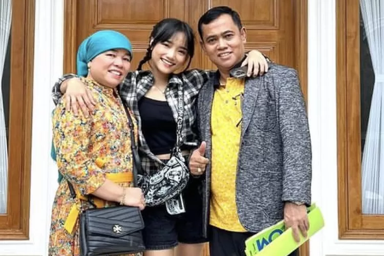 Dijodohkan dengan El Rumi, Haji Faisal dan Dewi Zuhriati Malah Ingin Fuji Balikan dengan Thariq Halilintar (Gorajuara.com/dok: Instagram @dewizuhriati)